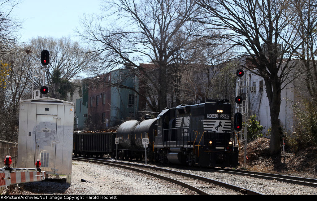 NS 5040 splits the new signals at Southern Junction with train E60